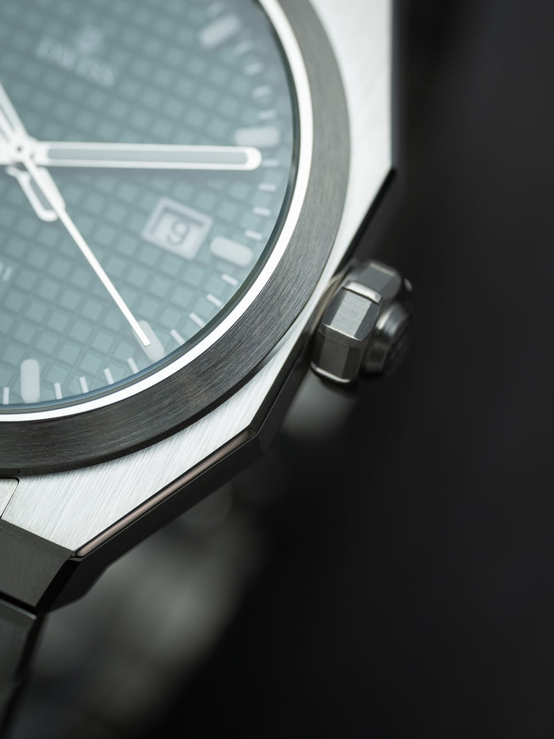 Uplclose image of the right side of a DWISS Model A1 Watch 